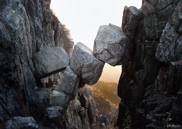 Бессмертный мост в горах Таи ( Китай ). При падение камни чудесным образом зажались между скал. Мост кажется довольно хрупким, однако этому творению природы уже много тысяч лет.