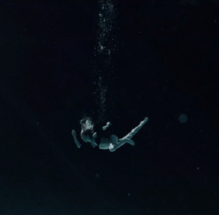 Drowning antent vowl. Девушка тонет. Падение в воду. Человек падает в воду. Девушка тонет в воде.