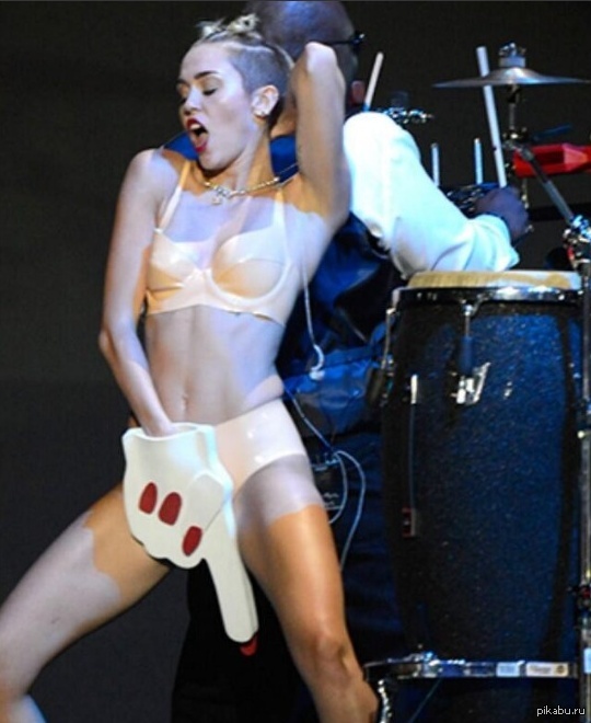 zhena-nadevaet-na-muzha-poyas-vernosti-video-parni-razdevayutsya-pered-videokameroy